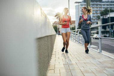 İki kadın tarafından koşu egzersiz