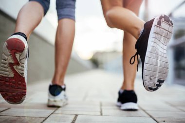 Atletik kadın koşu