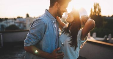 Bir içki yaparken flört Çift