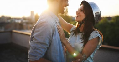 Bir içki yaparken flört Çift