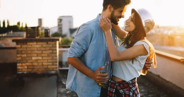 Casal flertando enquanto toma uma bebida — Fotografia de Stock