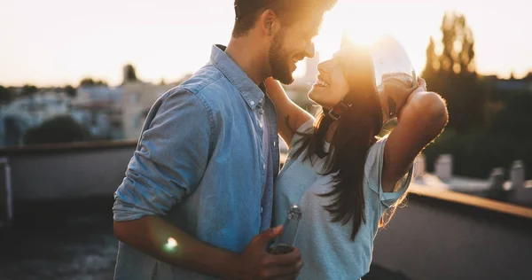 Casal flertando enquanto toma uma bebida — Fotografia de Stock