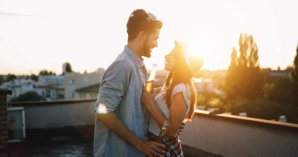 Casal flertando enquanto toma uma bebida — Fotografia de Stock