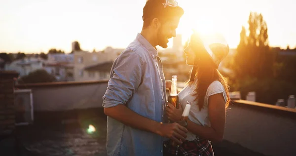 Casal flertando enquanto toma uma bebida — Fotografia de Stock