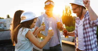  parti çatısında arkadaşlar