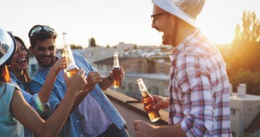  parti çatısında arkadaşlar