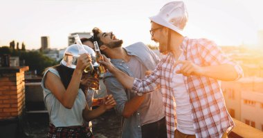  parti çatısında arkadaşlar