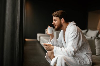 Erkek çay yudumlarken rahatlatıcı