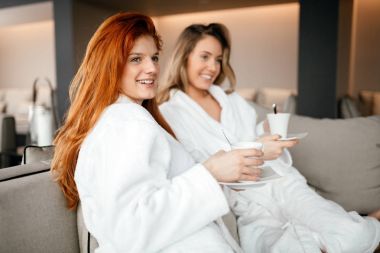 Çay keyfi bornoz kadınlarda