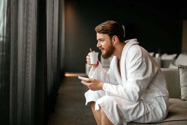 Masculino relaxante enquanto bebe chá — Fotografia de Stock