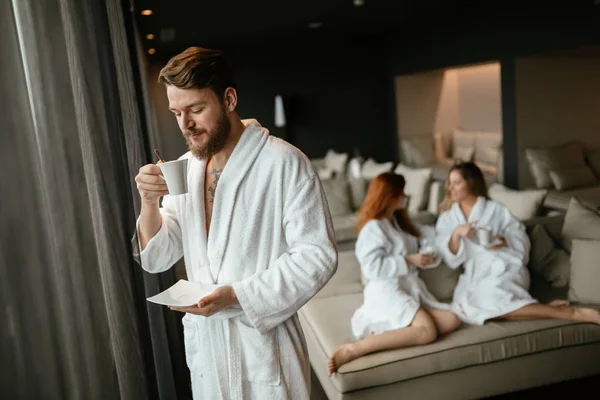 Pessoas desfrutando de seu fim de semana de bem-estar — Fotografia de Stock