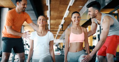  kişisel eğitmenler ile egzersiz kadınlar