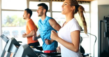 koşu bandı makinede egzersiz arkadaşlar