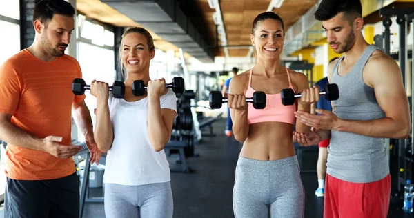 Mulheres exercitando-se com personal trainers — Fotografia de Stock