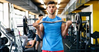 Erkek spor salonunda egzersiz tespit