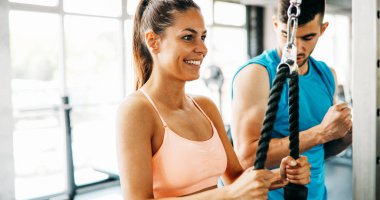 güzel bir kadın spor salonunda egzersiz