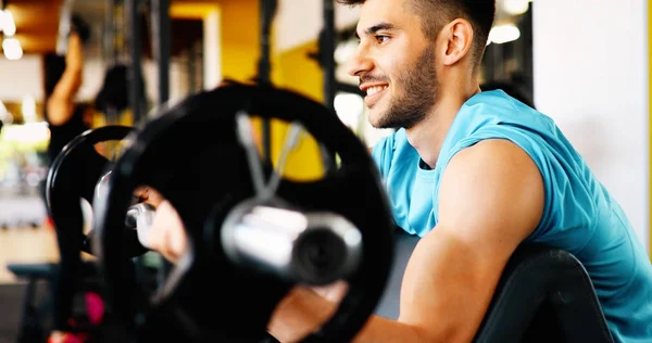 Homme déterminé à travailler dans la salle de gym — Photo