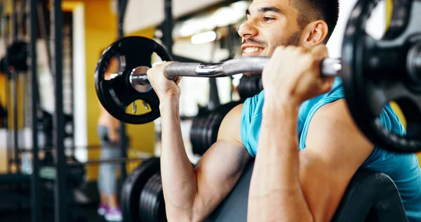 Güçlü adam spor salonunda eğitim sökük