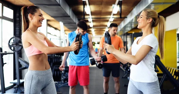 Women exercising with personal trainers — Stock Photo, Image