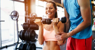 güzel bir kadın spor salonunda egzersiz