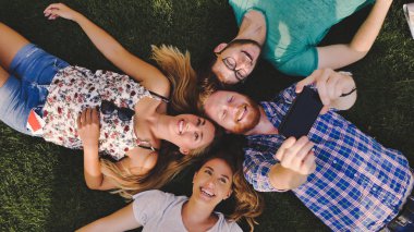 Genç turist çimenlerin üzerinde dinlenme