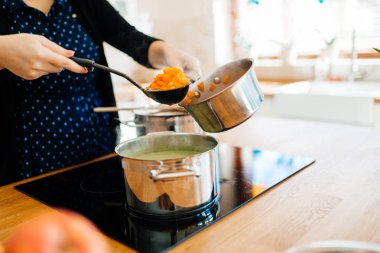 Varlık-den yapılmış mutfakta yemek