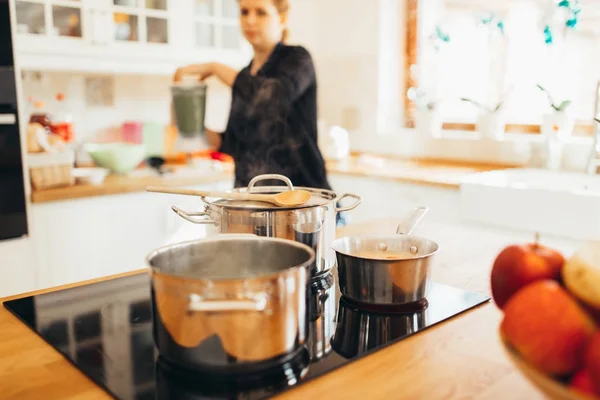 Dona de casa fazendo almoço na cozinha — Fotografia de Stock