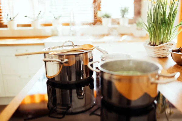 Almoço sendo feito na cozinha moderna — Fotografia de Stock