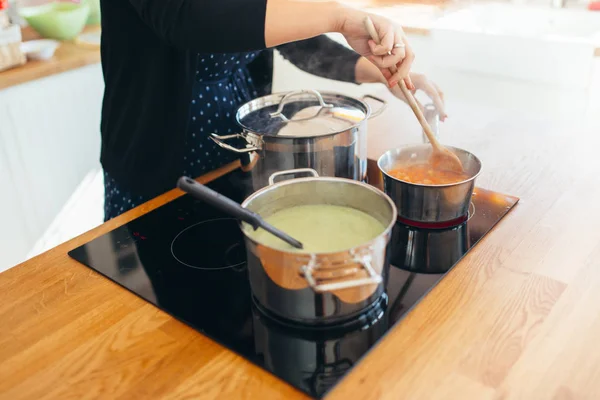 Женщина готовит обед на кухне — стоковое фото