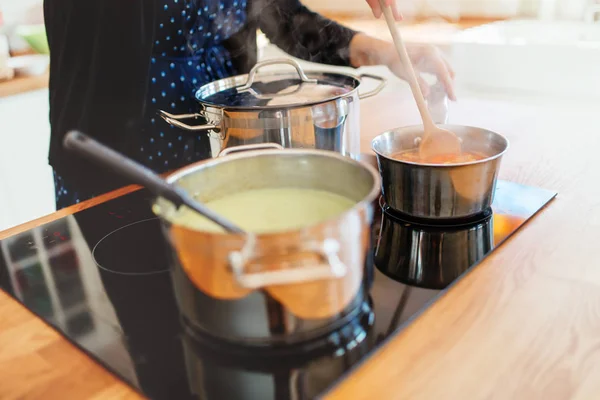 Mulher fazendo almoço na cozinha — Fotografia de Stock