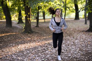 Sportif kadın parkta koşu