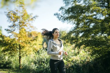 Parkta koşu uygun güzel kadın