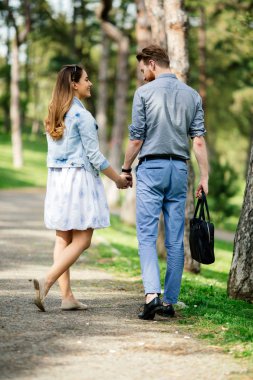 Parkta el ele tutuşan çift