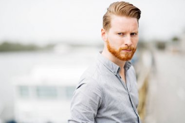 Yakışıklı kırmızı haird adam