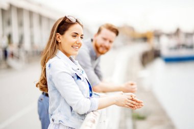 mutlu bir çift açık havada yürüyüş