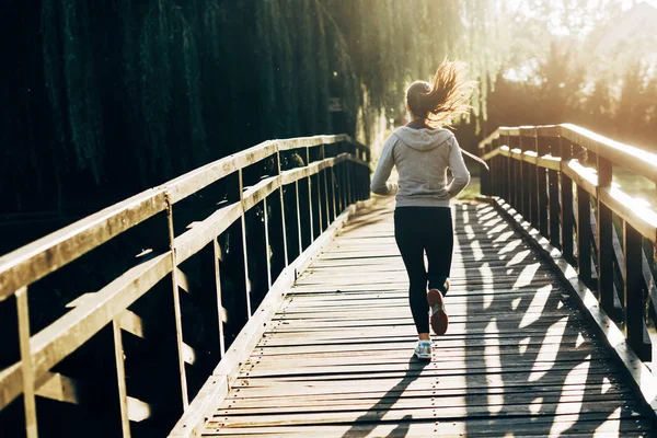 Femme jogger exercice à l'extérieur — Photo