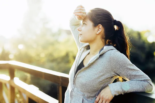 Kobieta odpoczynku po joggingu na zewnątrz — Zdjęcie stockowe