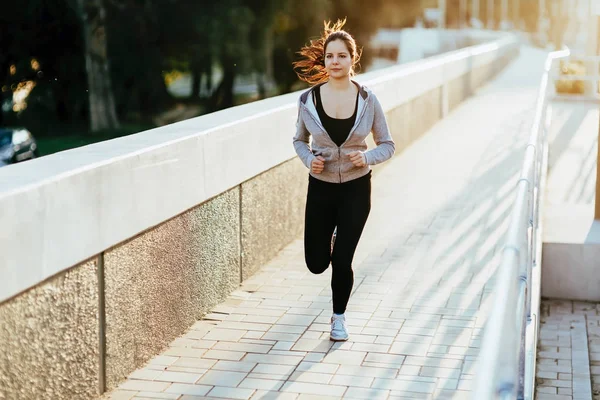 Mooie vrouw joggen in stad — Stockfoto