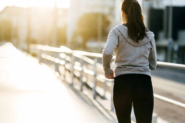 Vacker kvinna jogging i city — Stockfoto