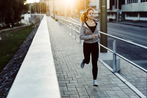 Hermosa mujer corriendo en la ciudad — Foto de Stock