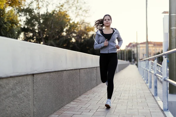 Sportowy kobieta biegania w mieście — Zdjęcie stockowe