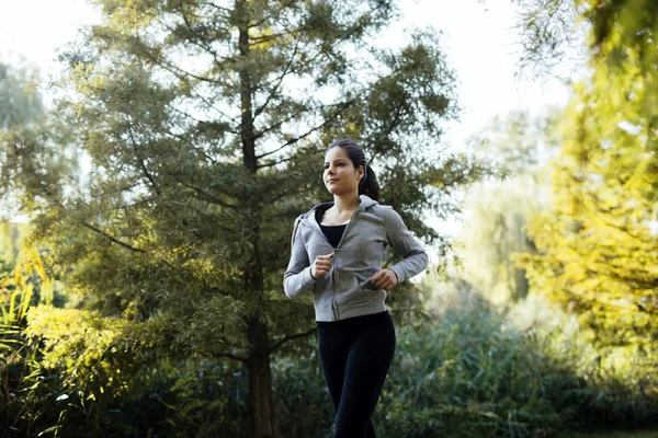 Přizpůsobit žena běhání v přírodě — Stock fotografie