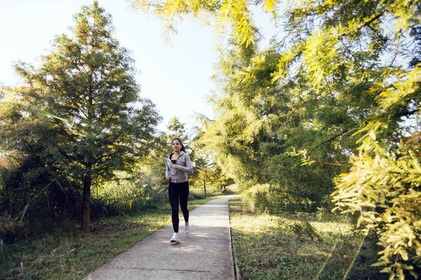 Fitte Frau beim Joggen in der Natur — Stockfoto