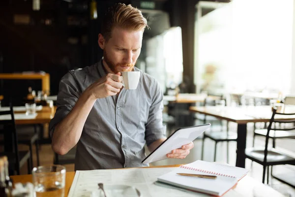 Businessman reading on break — Stock Photo, Image