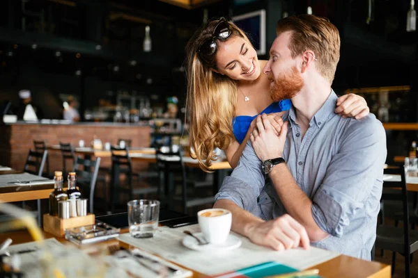 Man och kvinna på kafé — Stockfoto