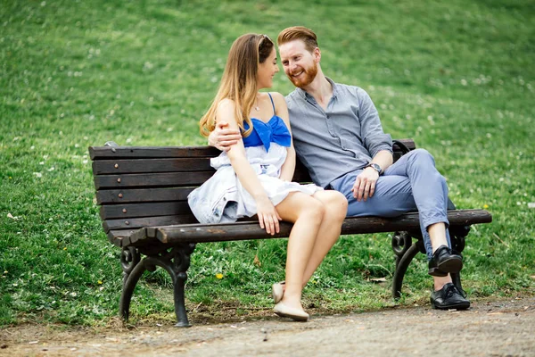 Romantische paar verliefd op Bank — Stockfoto