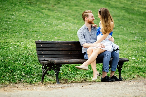 Romantiska par i kärlek på bänk — Stockfoto