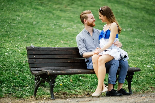 浪漫的情侣在长凳上的爱 — 图库照片