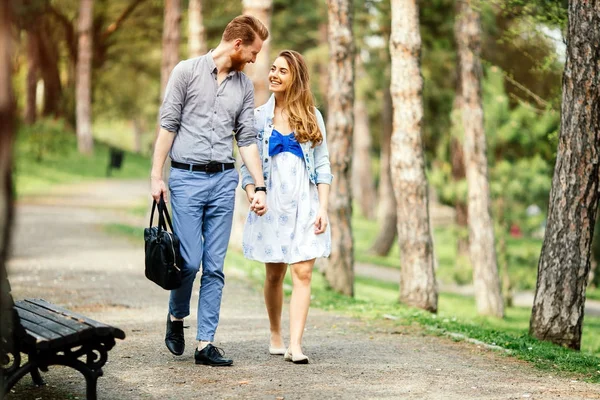 Vackra par promenader i naturen — Stockfoto