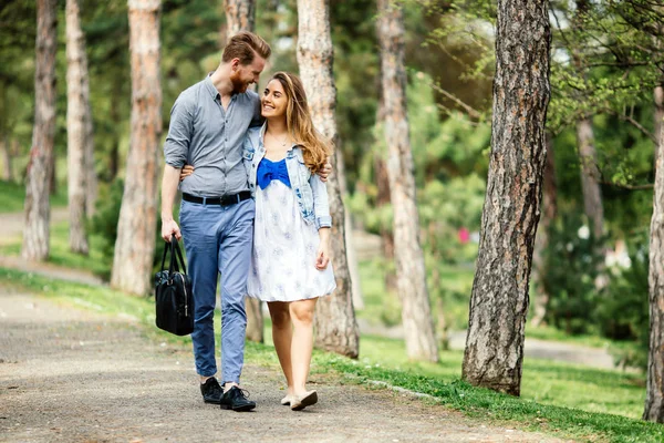 Hermosa pareja vinculándose en el parque —  Fotos de Stock